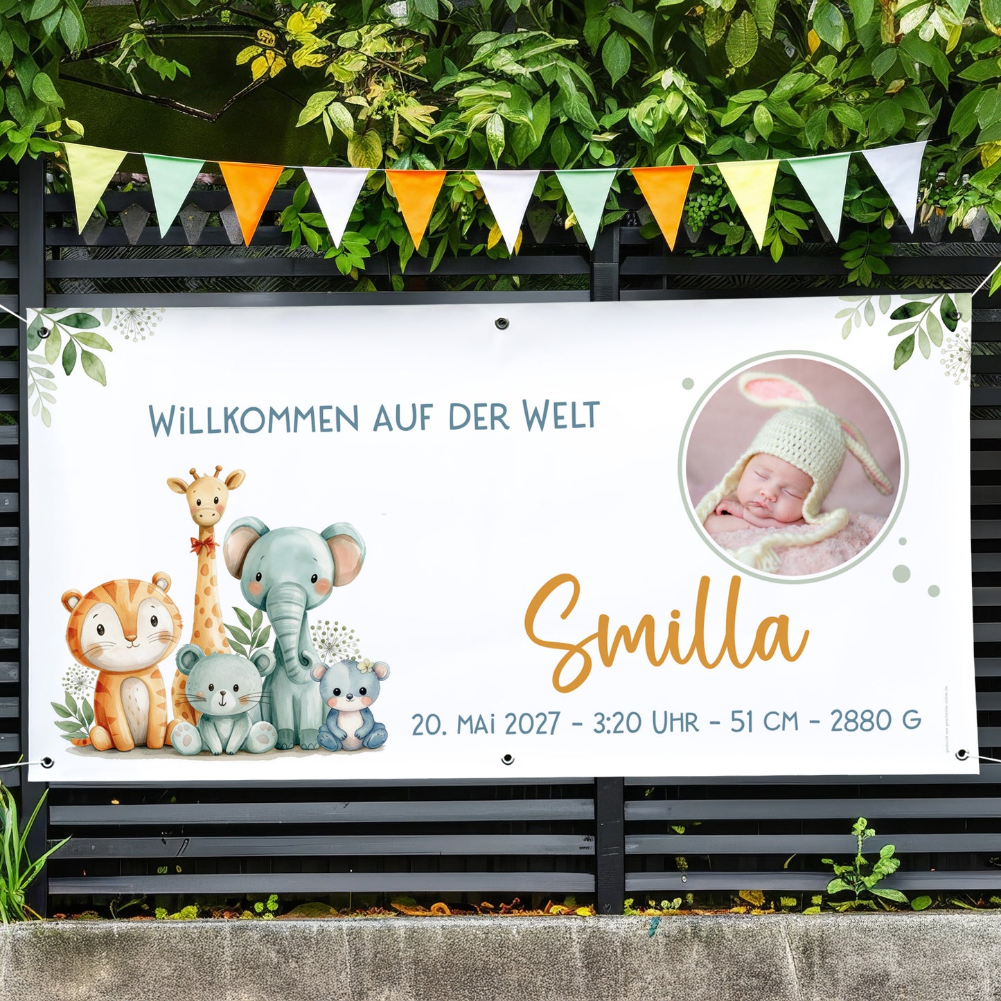 XXL Banner zur Geburt mit Tiermotiv, Babyfoto und Name Smilla am Zaun befestigt