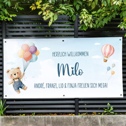 Personalisiertes Banner zur Geburt mit Name Milo und Wunschtext „André, Franzi, Lio & Finja freuen sich mega“ am Gartenzaun