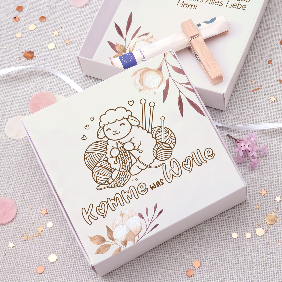 Personalisierte Geschenkbox für Strickfans mit Wunschtext und Geldschein im Inneren