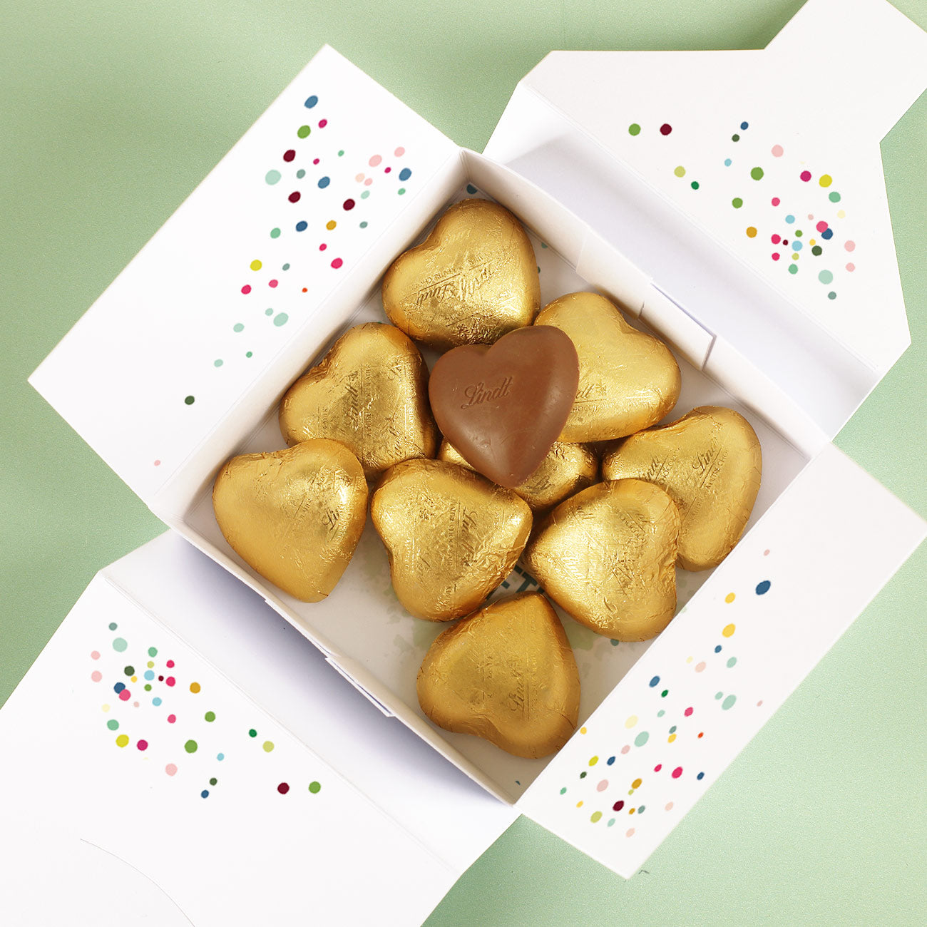 Füllung der Glückwunsch-Geschenkbox zum Abitur mit 10 Lindt Schoko-Herzen