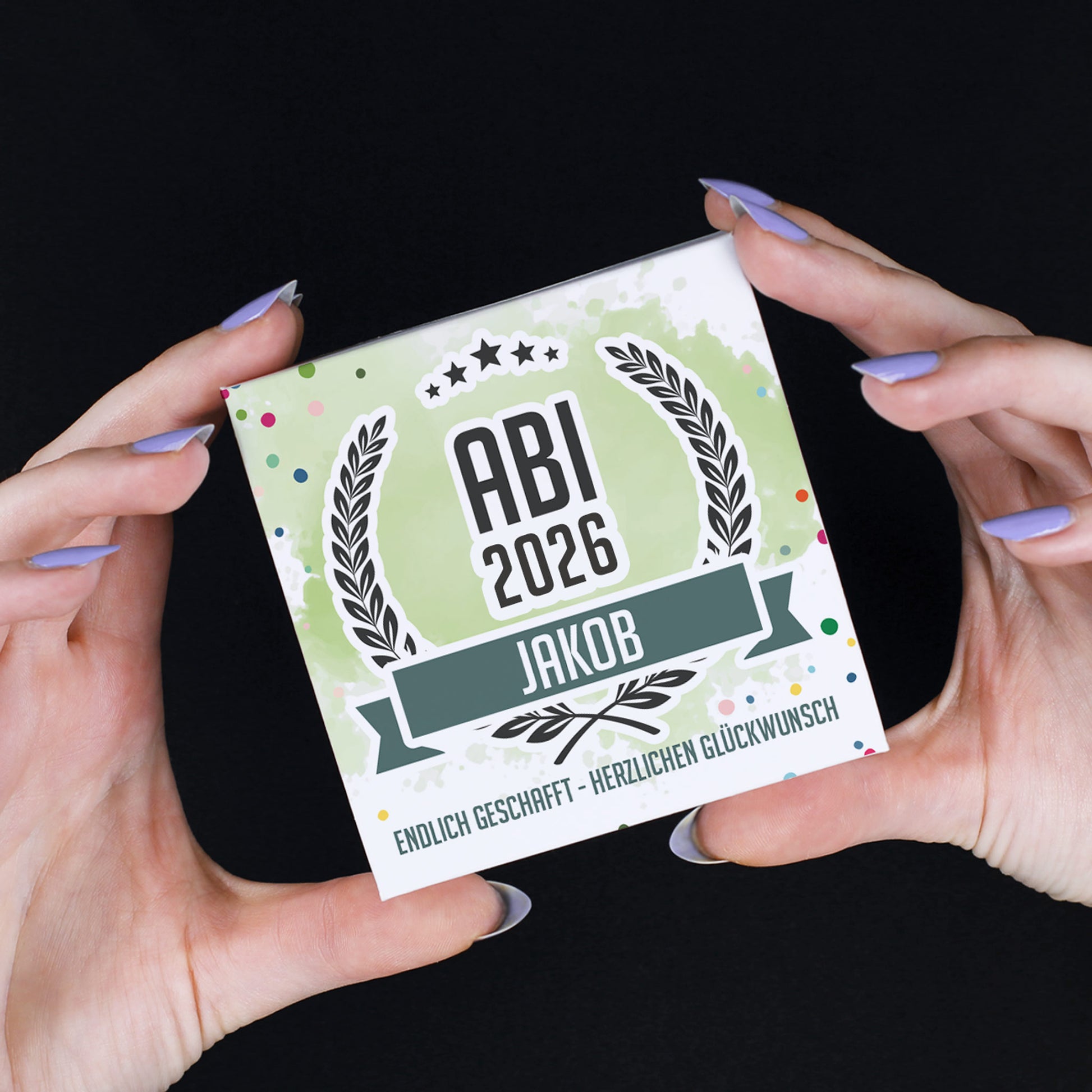 Glückwunsch-Geschenkbox zum Abitur mit Name, Jahr & Wunschtext - in Händen gehalten