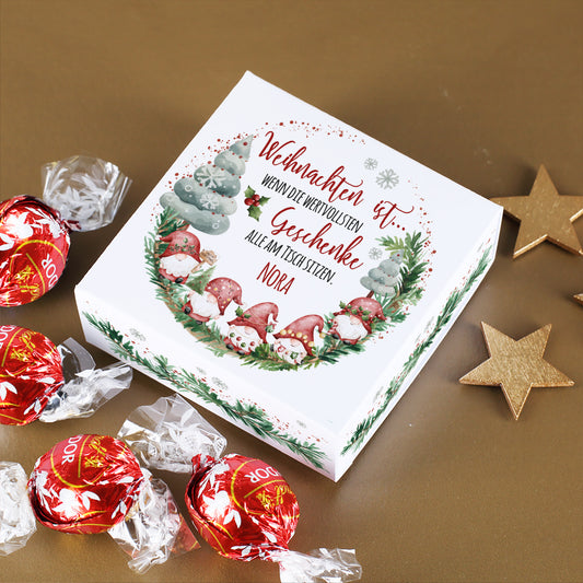 Geöffnete Geschenkbox mit Wichtelmotiv, Name und vier Lindor-Kugeln.