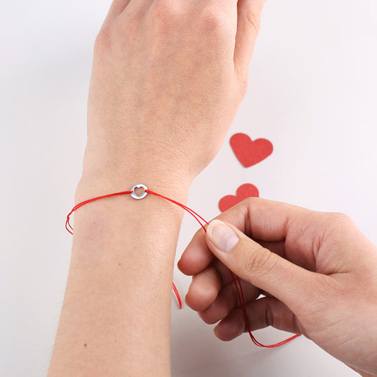 Geduldsfaden-Armband zum Muttertag getragen am Handgelenk