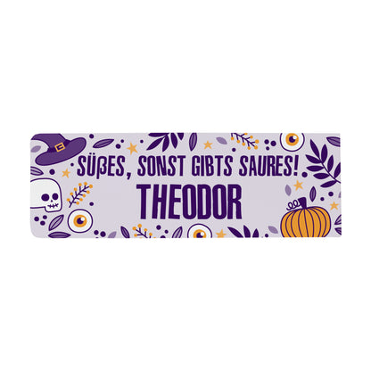 Freigestellte Halloween-Geschenkverpackung für duplo Riegel mit Namen Theodor, Kürbis und Hexenhut
