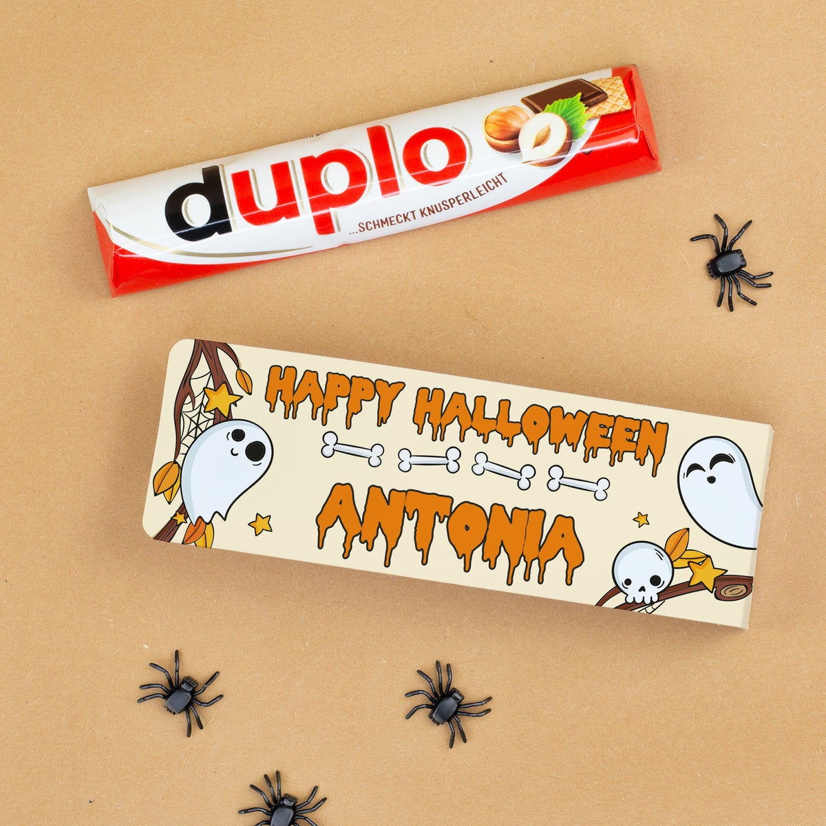 Duplo Riegel mit personalisierter Halloween-Verpackung Antonia, Geistermotiv und kleinen schwarzen Deko-Spinnen