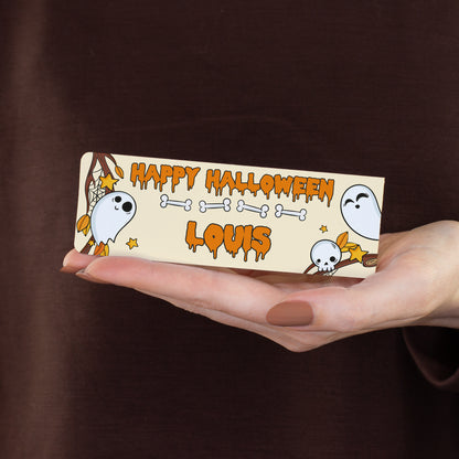 Person hält duplo Riegel in Halloween-Geschenkverpackung mit Namen Louis und gruseligem Happy-Halloween-Design