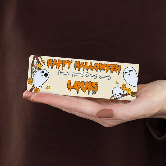 Person hält duplo Riegel in Halloween-Geschenkverpackung mit Namen Louis und gruseligem Happy-Halloween-Design