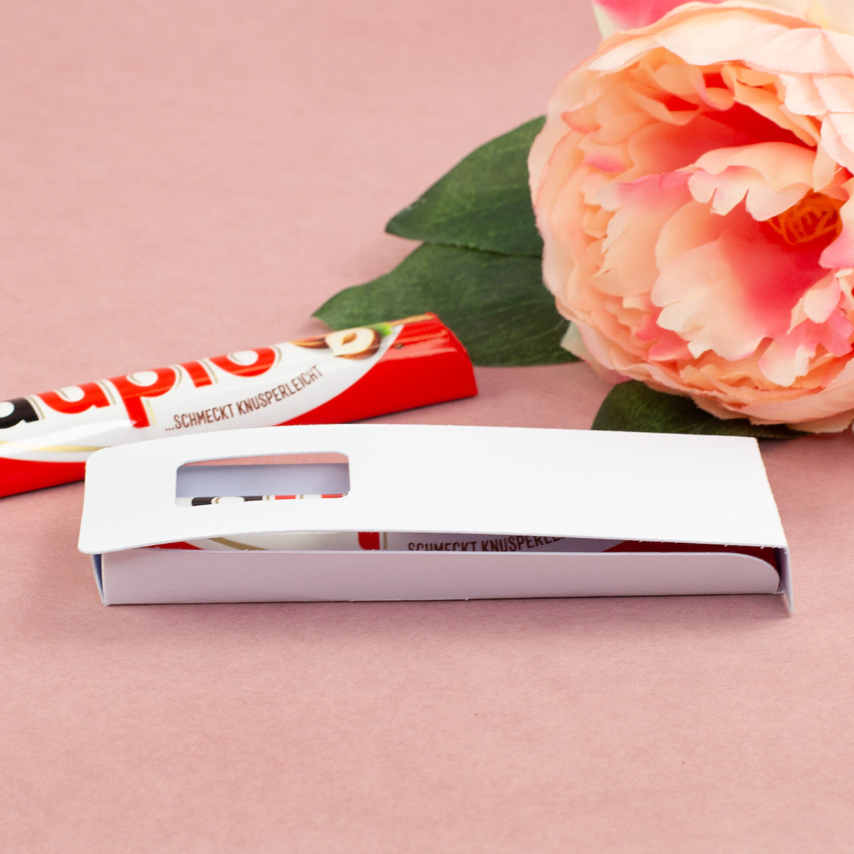 Geöffnete Geschenkverpackung für Duplo Riegel mit Sichtfenster und innenliegendem Schokoriegel