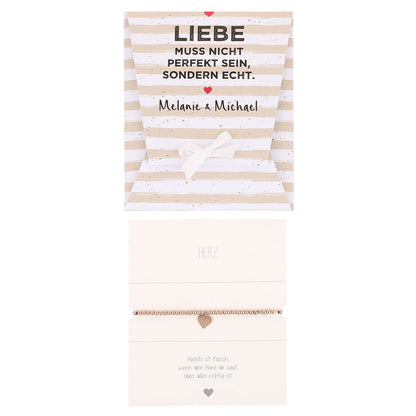 Herzarmband mit Verpackung - Liebe muss echt sein - freigestellt auf weißem Hintergrund