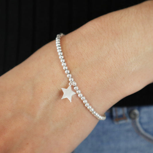 Silbernes Armband mit Sternanhänger für die Freundin