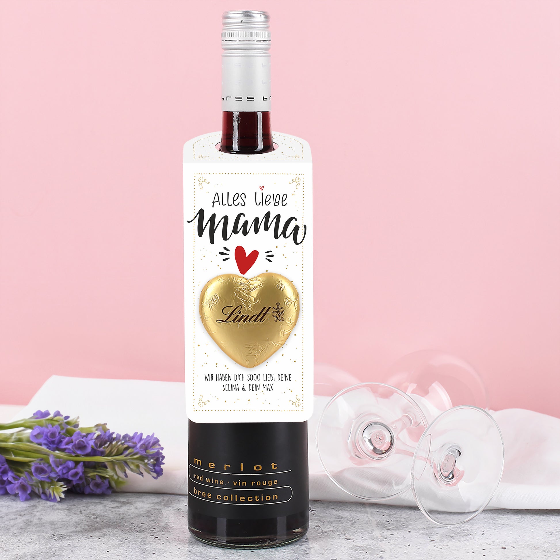 Großer Flaschenanhänger mit Fokus auf das goldene Lindt Schokoladenherz – glänzend und mittig angebracht.