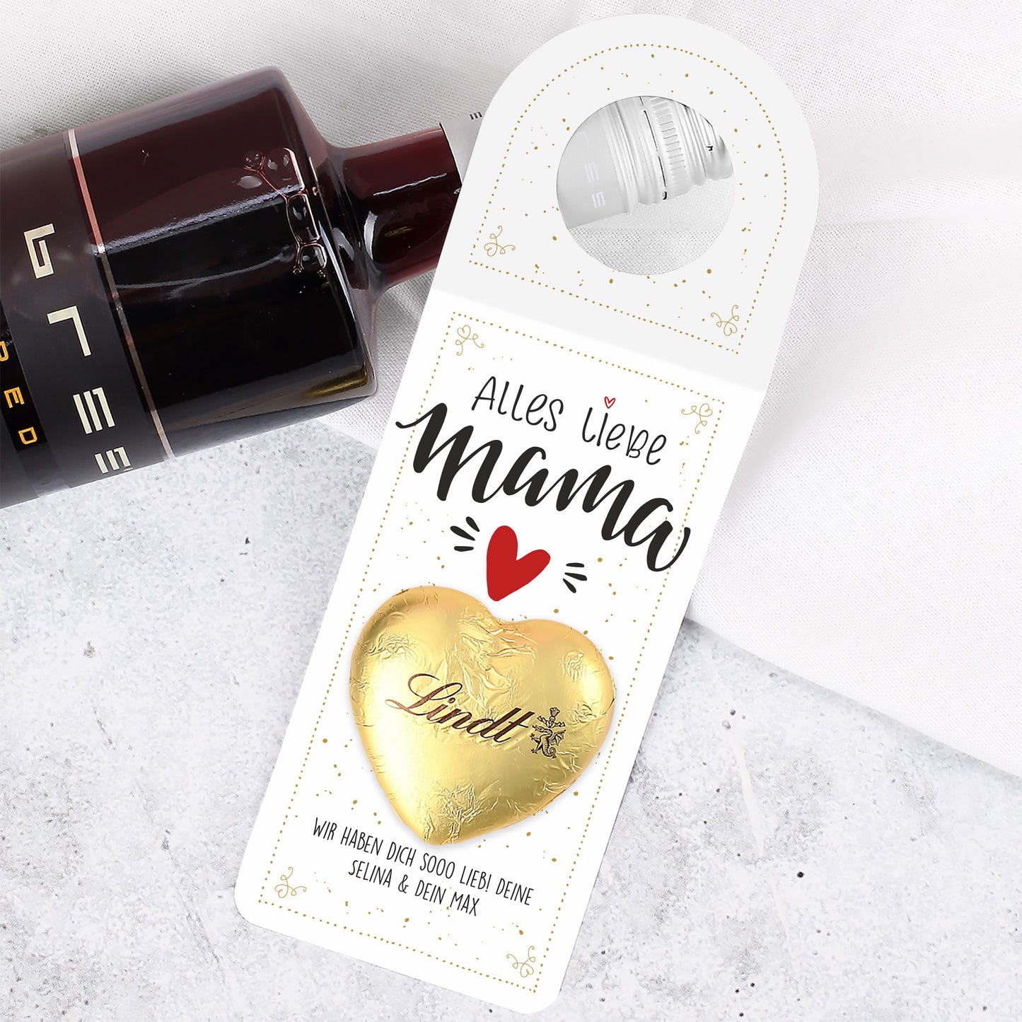 Nahaufnahme des personalisierten Bereichs unter dem Spruch „Alles Liebe Mama“ auf dem großen Anhänger.