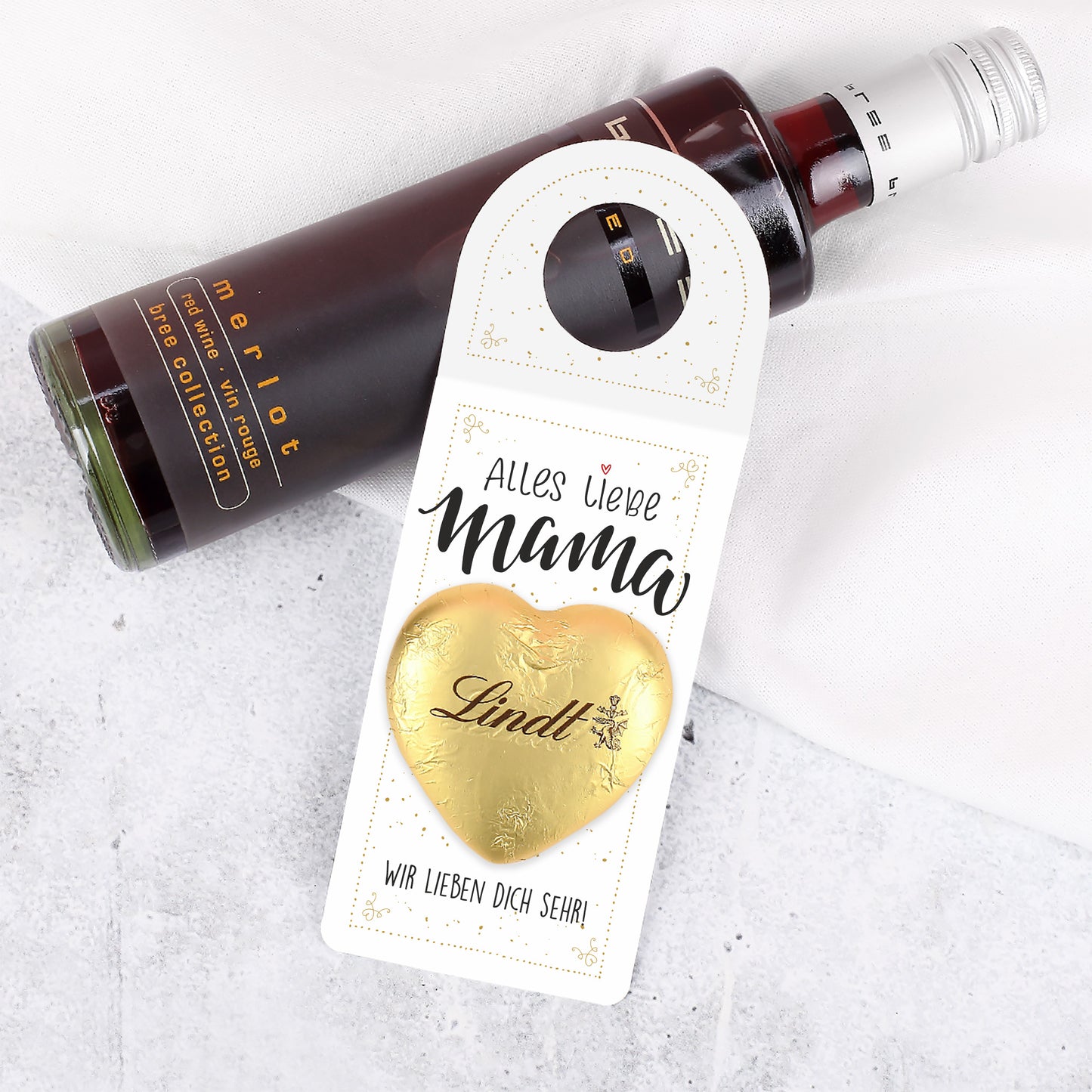 Detailansicht der personalisierbaren Textzeile unter dem Schriftzug „Alles Liebe Mama“ auf dem kleinen Anhänger.