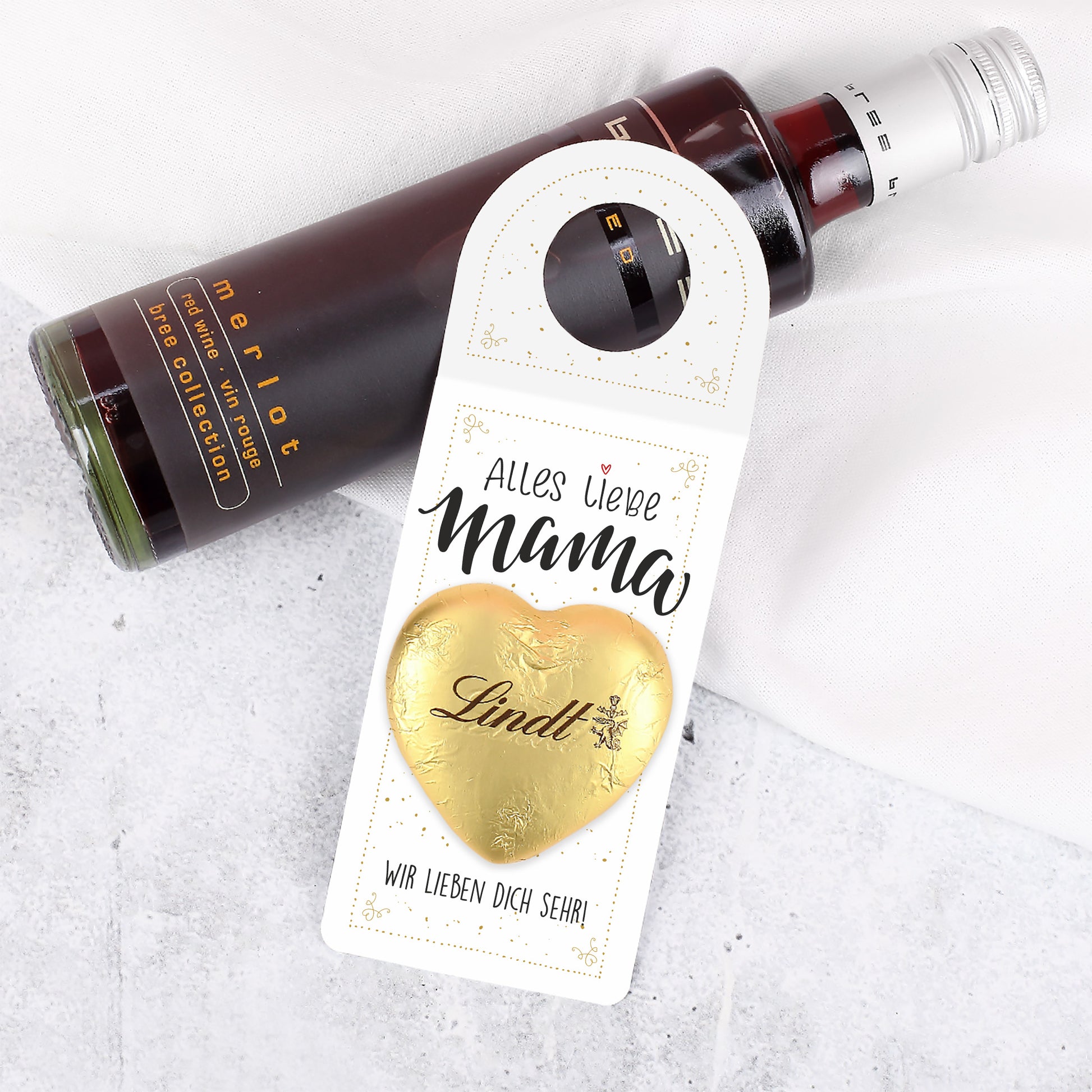 Detailansicht der personalisierbaren Textzeile unter dem Schriftzug „Alles Liebe Mama“ auf dem kleinen Anhänger.