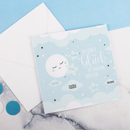 Geburtskarte für Jungen mit Name und Geburtsdaten personalisiert, Design mit Wolken, Sternen und Schriftzug „Das größte Glück ist manchmal ganz klein