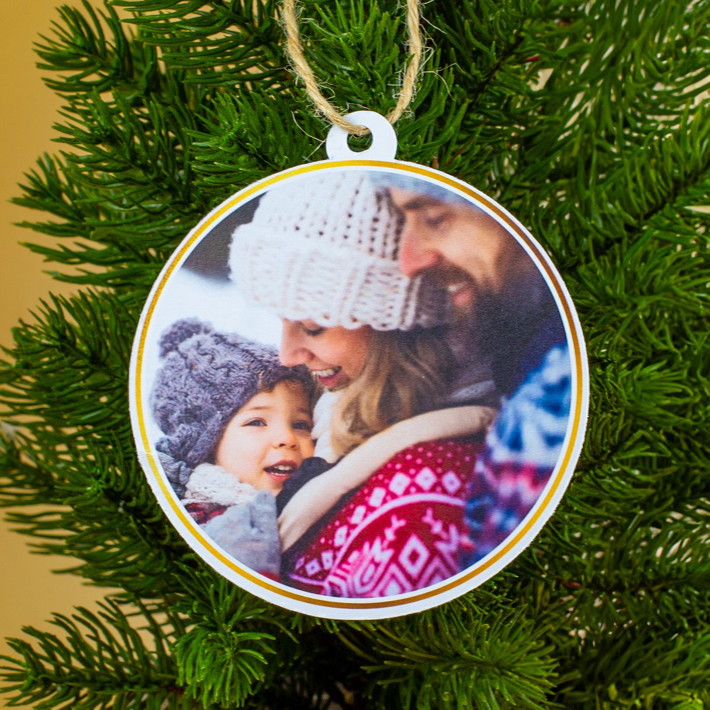 Runde Fotokugel mit Familienfoto, die an einem Tannenbaum hängt und als Anhänger verwendet wird