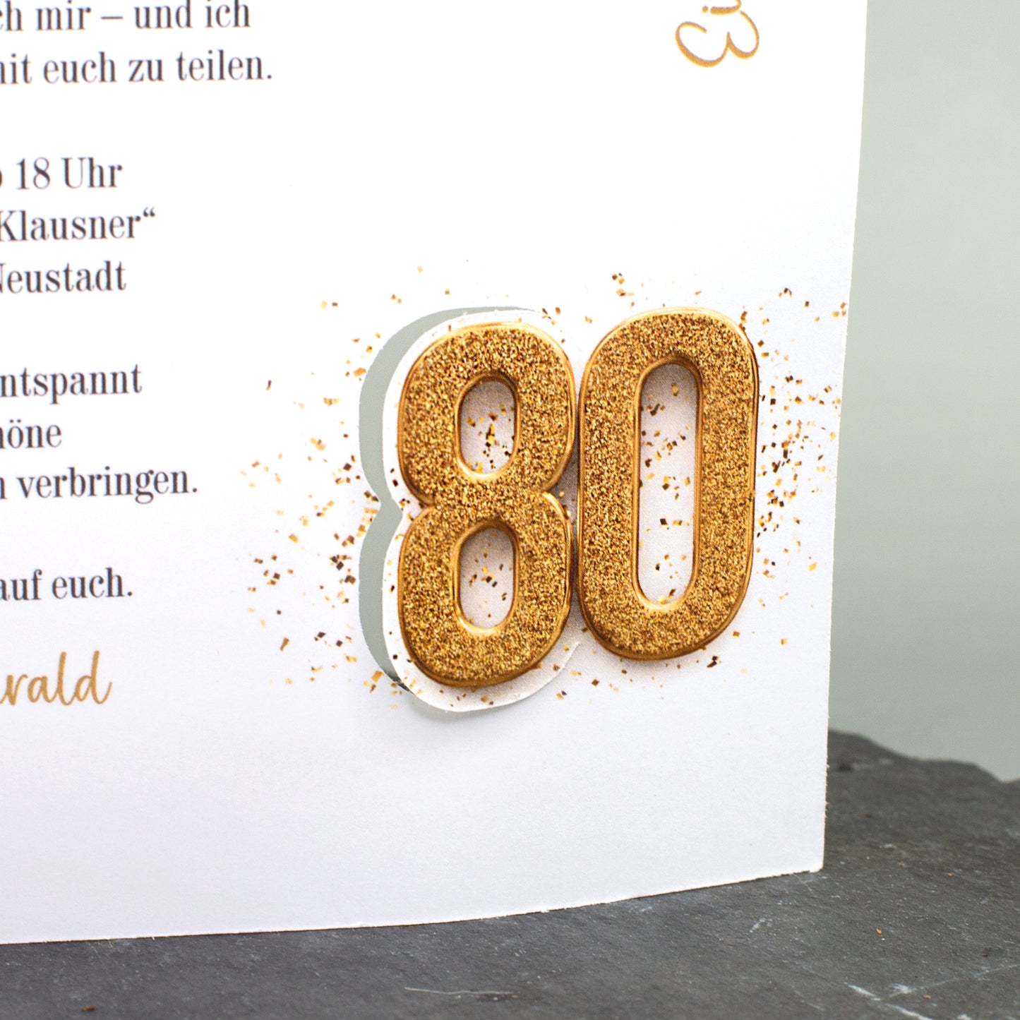 Detailansicht der goldfarbenen 80 auf der personalisierten Geburtstagseinladung