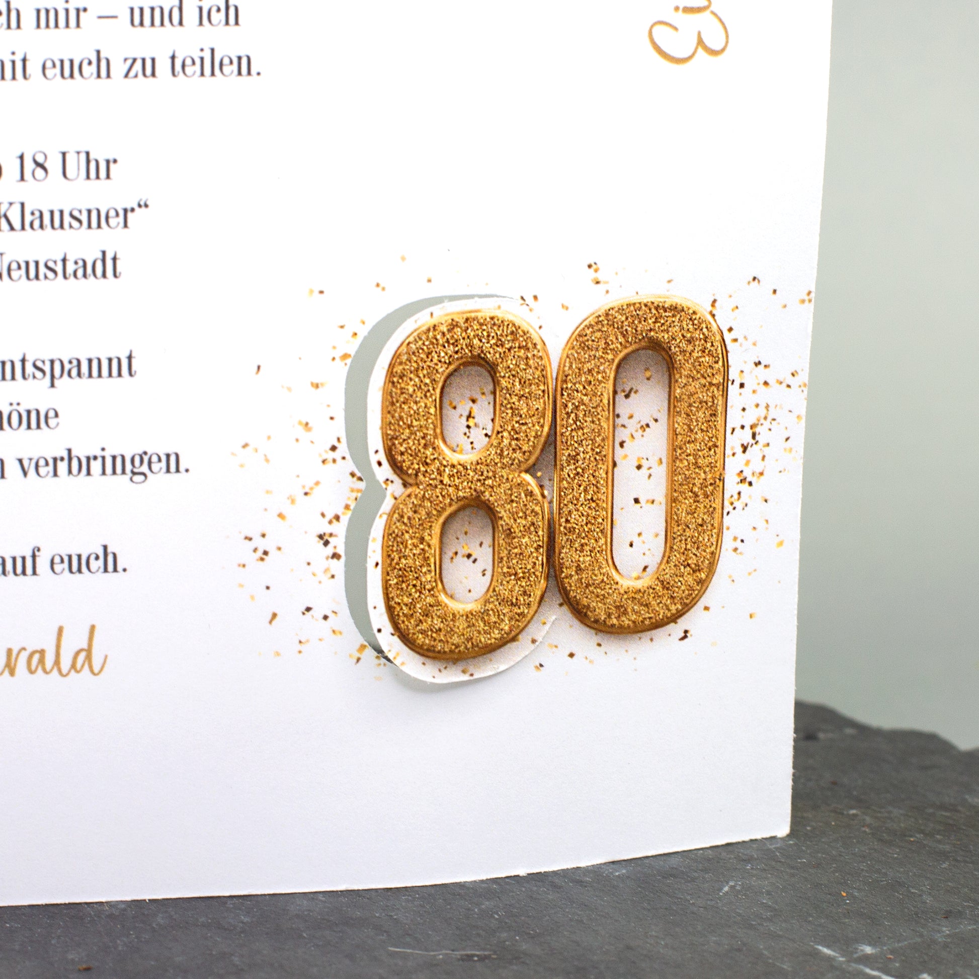 Detailansicht der goldfarbenen 80 auf der personalisierten Geburtstagseinladung