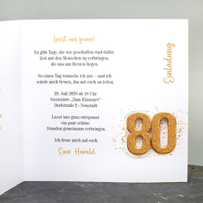 Geöffnete Einladungskarte zum 80. Geburtstag von Harald mit personalisierbarem Text und goldener 80