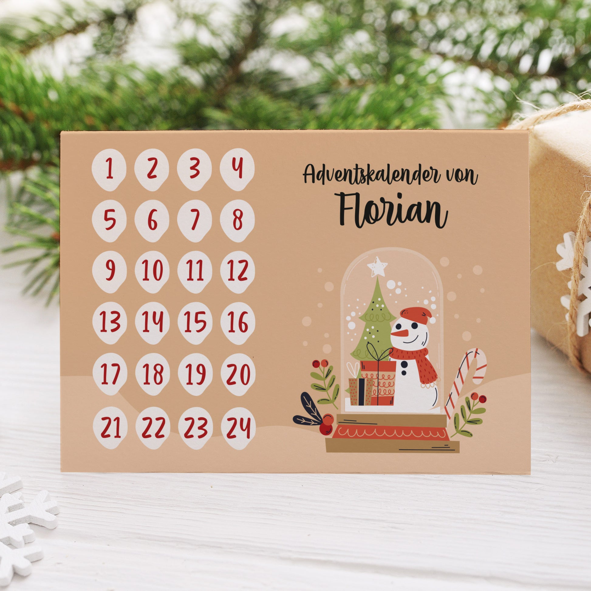 DIY-Adventskalender-Klappkarte mit Schneemann, Geschenken und Name „Florian“ auf dem Tisch