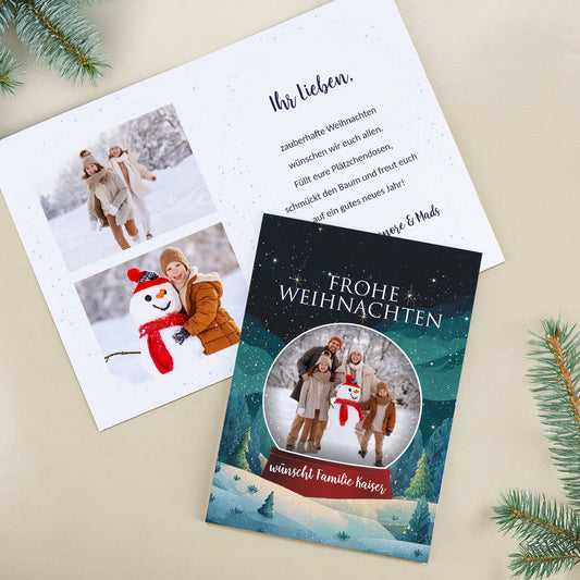 Weihnachtskarte im festlichen Design mit Foto vorne und personalisiertem Text innen, weihnachtlich dekoriert mit Tannenzweigen.