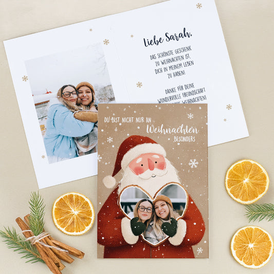 Personalisierbare Weihnachtskarte mit Weihnachtsmann und Herzfenster, Foto auf der Vorderseite, weihnachtlich dekoriert.