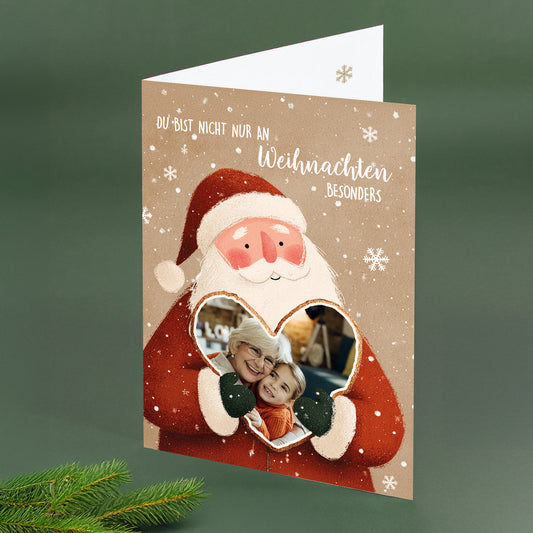 Weihnachtskarte mit Weihnachtsmann, Herzfenster und integriertem Foto – festliches Design.