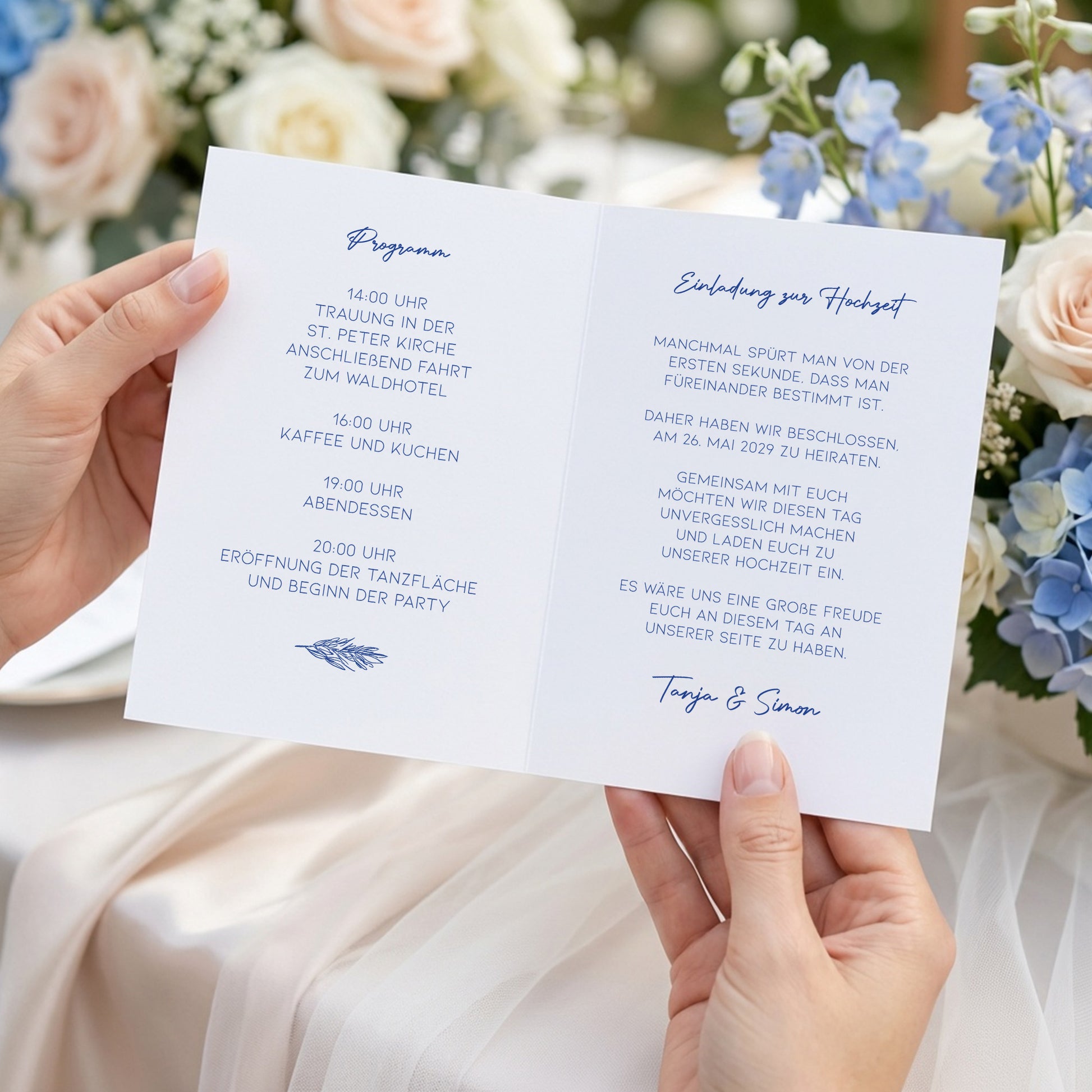 Innenansicht der aufgeklappten Hochzeitseinladung als Klappkarte mit Programm links und Einladungstext rechts, Beispiel in blauer Schrift