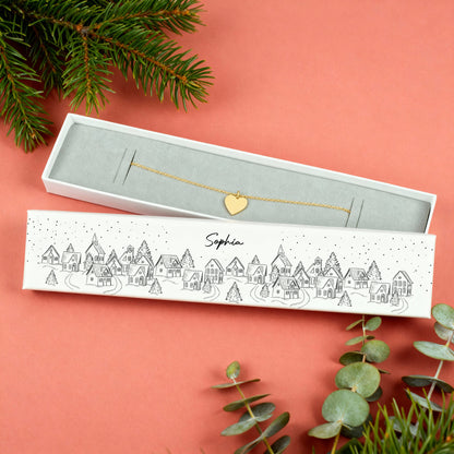 Schmuckverpackung mit Winterlandschaft und personalisiertem Namen, geöffnet mit Armband