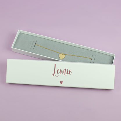 Schmuckverpackung in Weiß mit Name „Leonie“ und Herzsymbol in Rosa