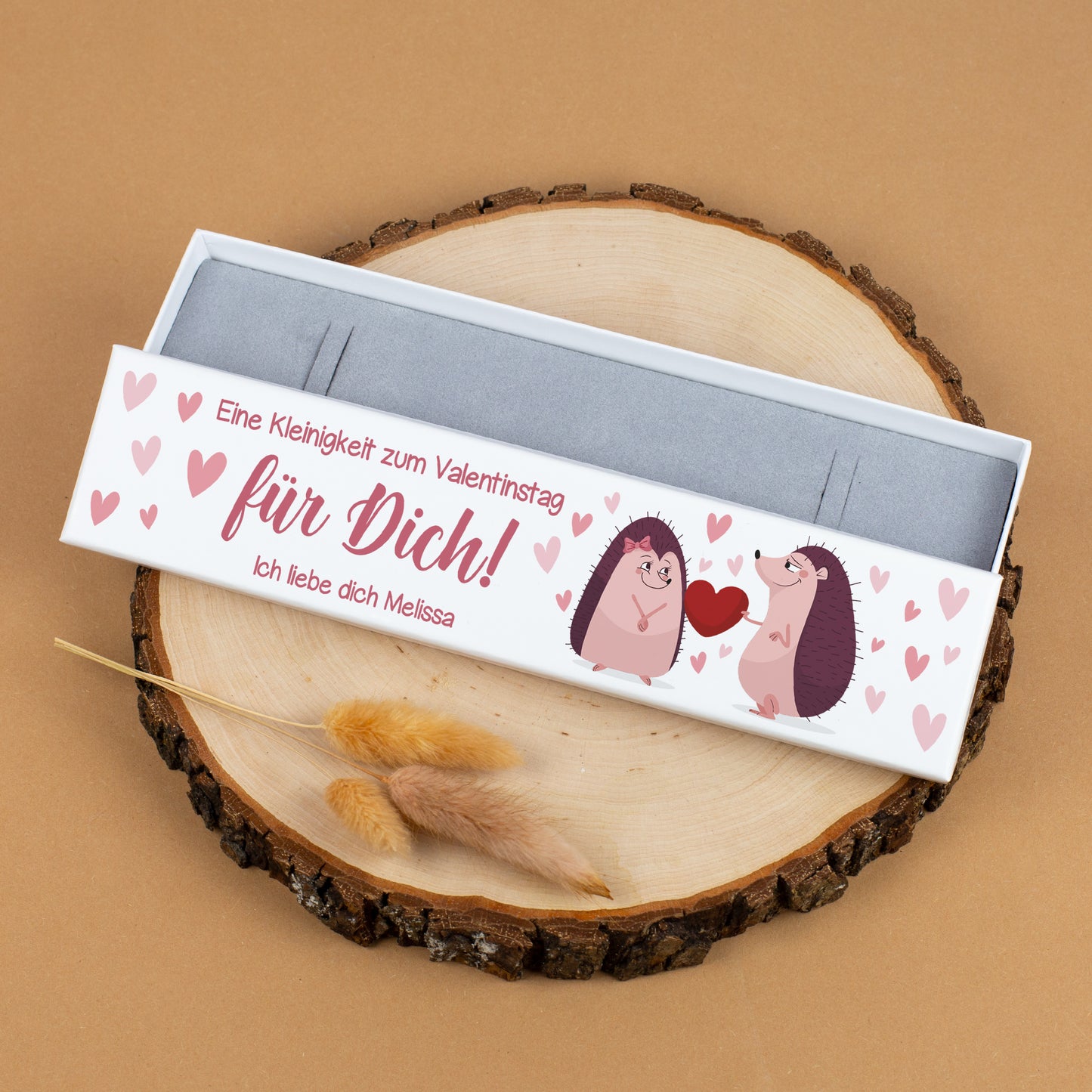 Personalisierte Schmuckbox mit Igeln und Herzchen, Wunschtext unter dem Valentinstags-Spruch, geöffnet mit Schaumstoffeinlage