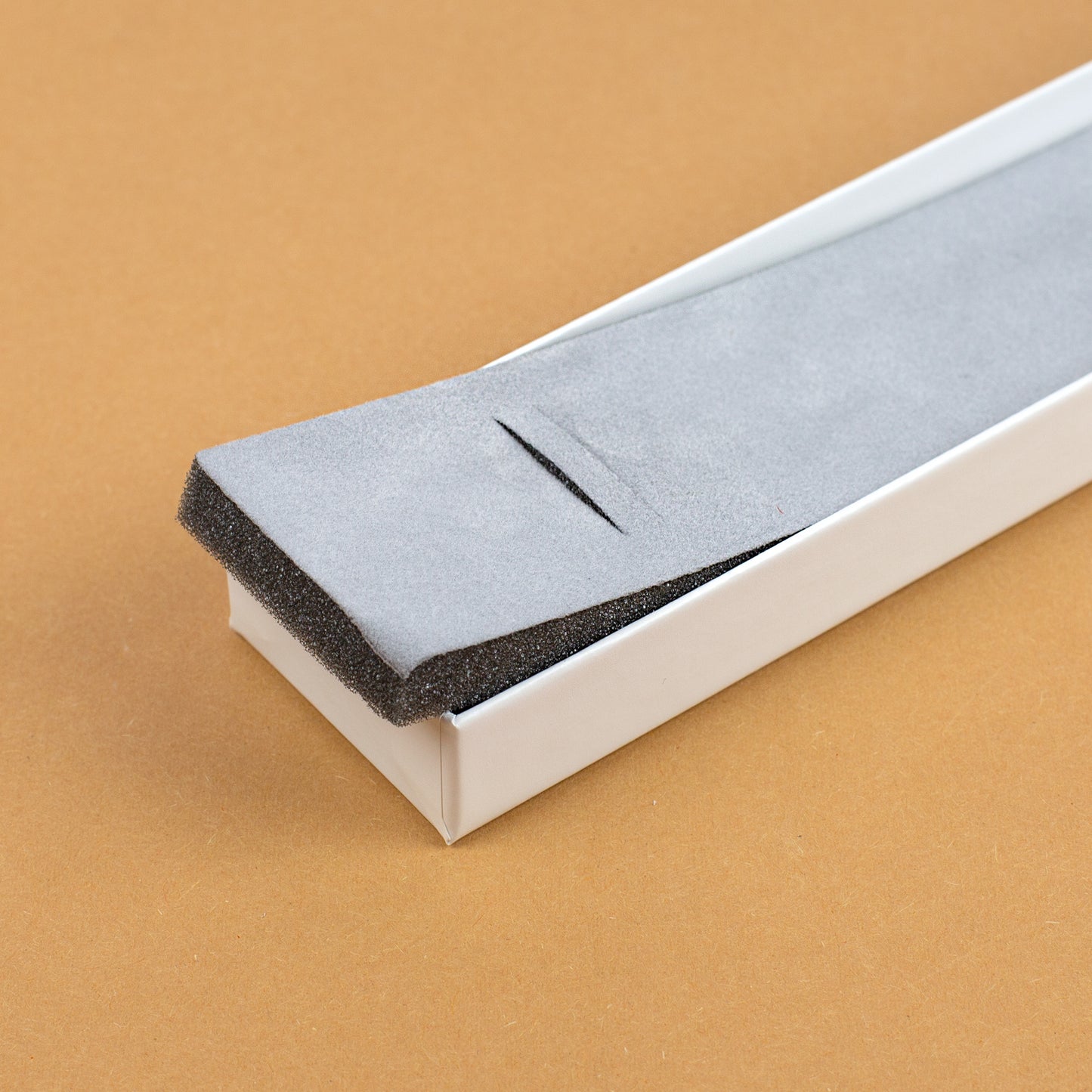 Detailansicht der grauen Schaumstoffeinlage in der Schmuckverpackung zur sicheren Fixierung von Armband oder Kette