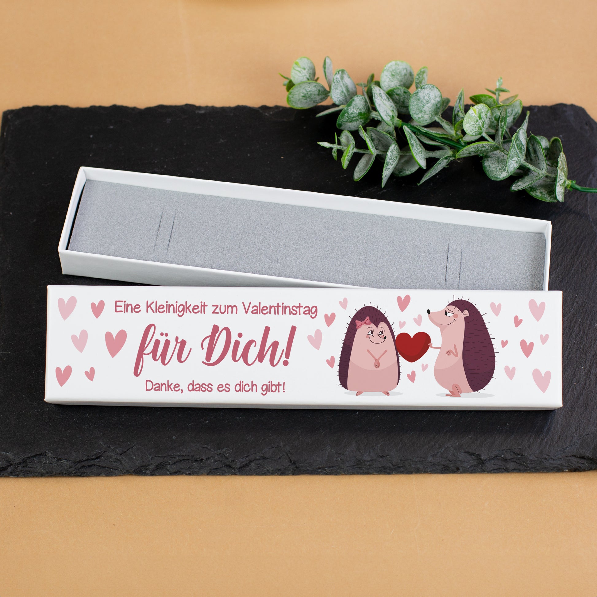 Schaumstoffeinlage in Geschenkbox für Schmuck, Nahaufnahme der Aussparung zur Befestigung von Ketten oder Armbändern