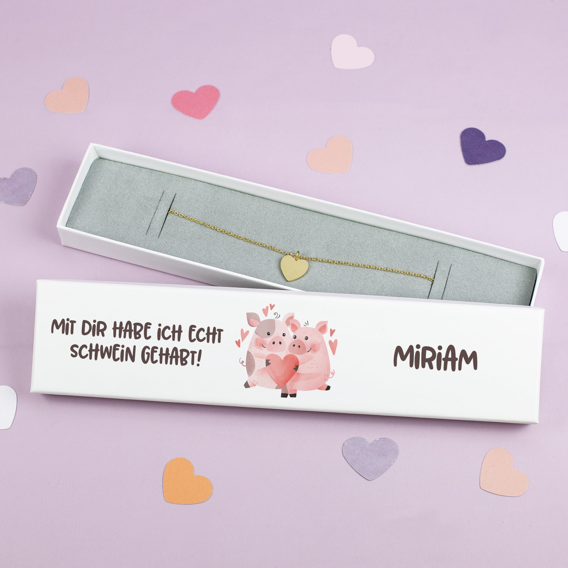 Personalisierte Schmuckverpackung mit Schweinchen-Motiv und Spruch „Mit dir habe ich echt Schwein gehabt!“ mit Name auf dem Deckel