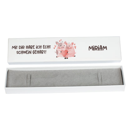 Schmuckverpackung freigestellt mit Deckel und Schaumstoffeinlage, personalisiert mit Name und romantischem Schweinchen-Design