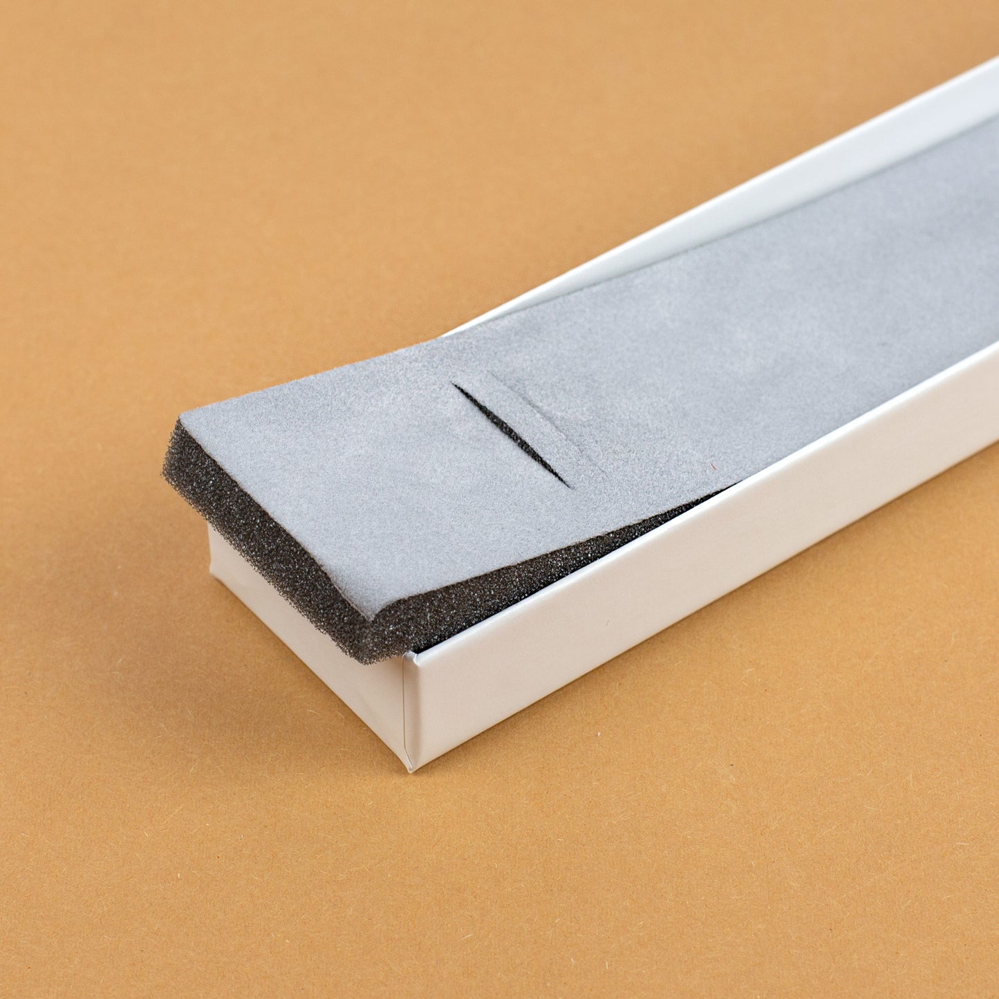 Detailansicht des grauen Schaumstoffeinsatzes aus der Schmuckbox