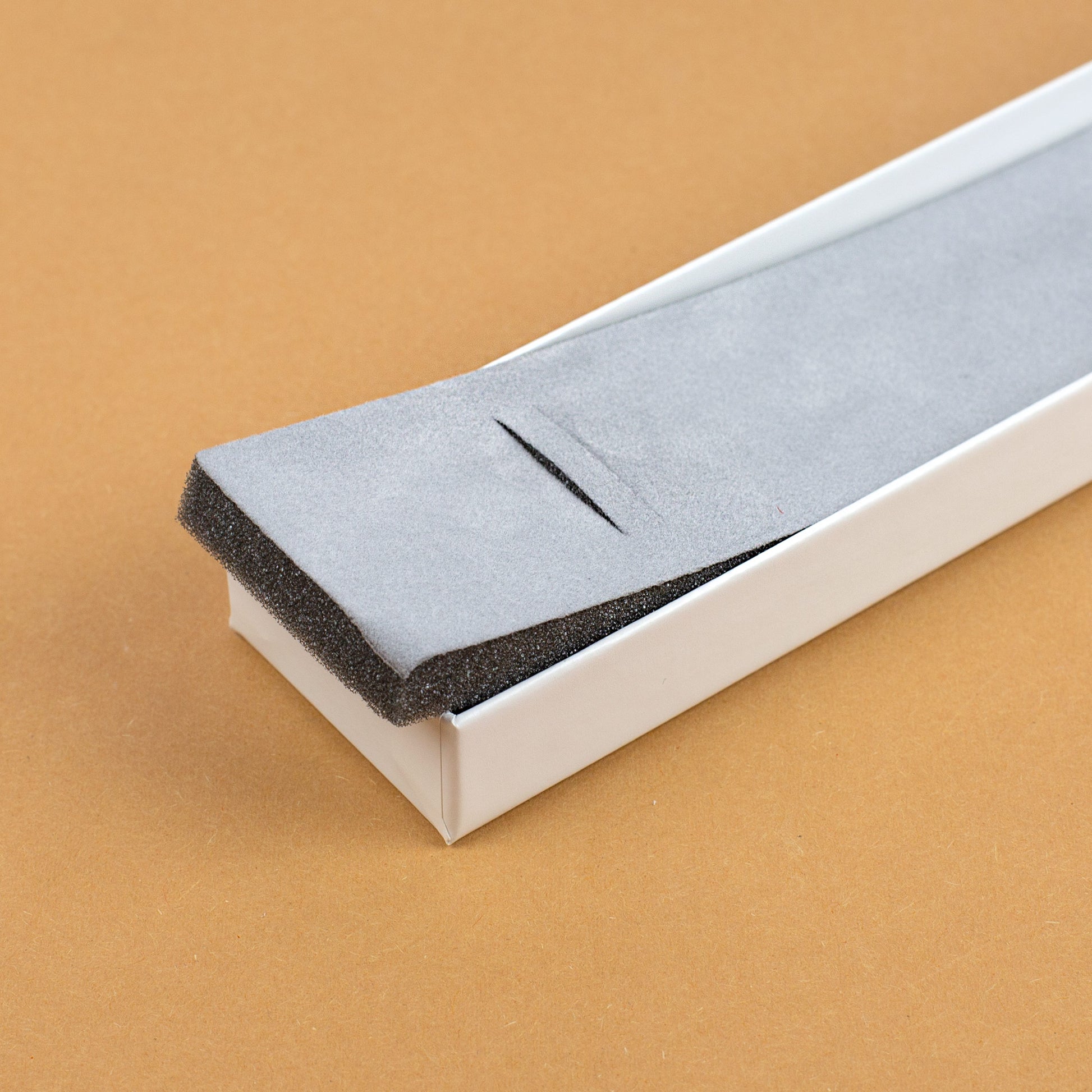 Detailansicht des grauen Schaumstoffeinsatzes aus der Schmuckbox