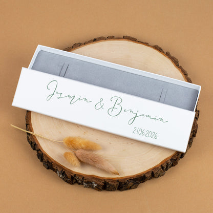 Schmuckbox Jasmin & Benjamin in Grün auf Holzplatte