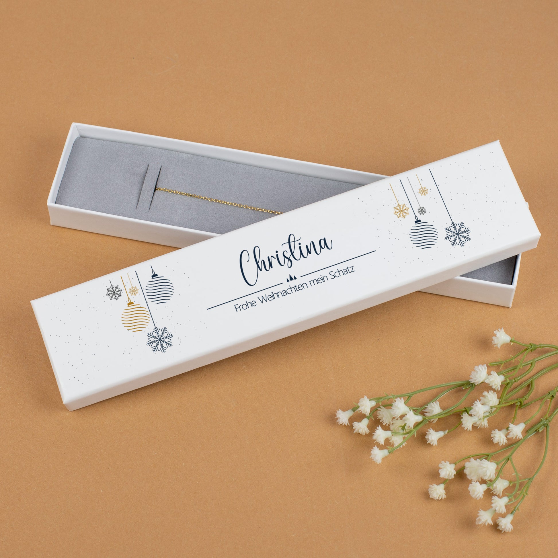 Personalisierte Schmuckverpackung zu Weihnachten mit Name auf weißer Box und festlichem Kugel-Motiv, Schachtel mit Armband