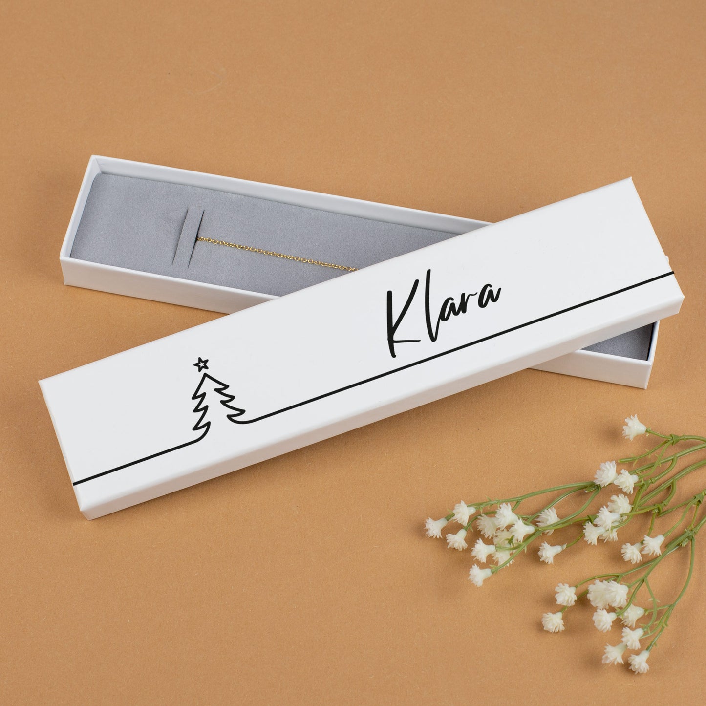 Schmuckbox Weihnachten Line-Art mit Name Klara auf hellem Hintergrund