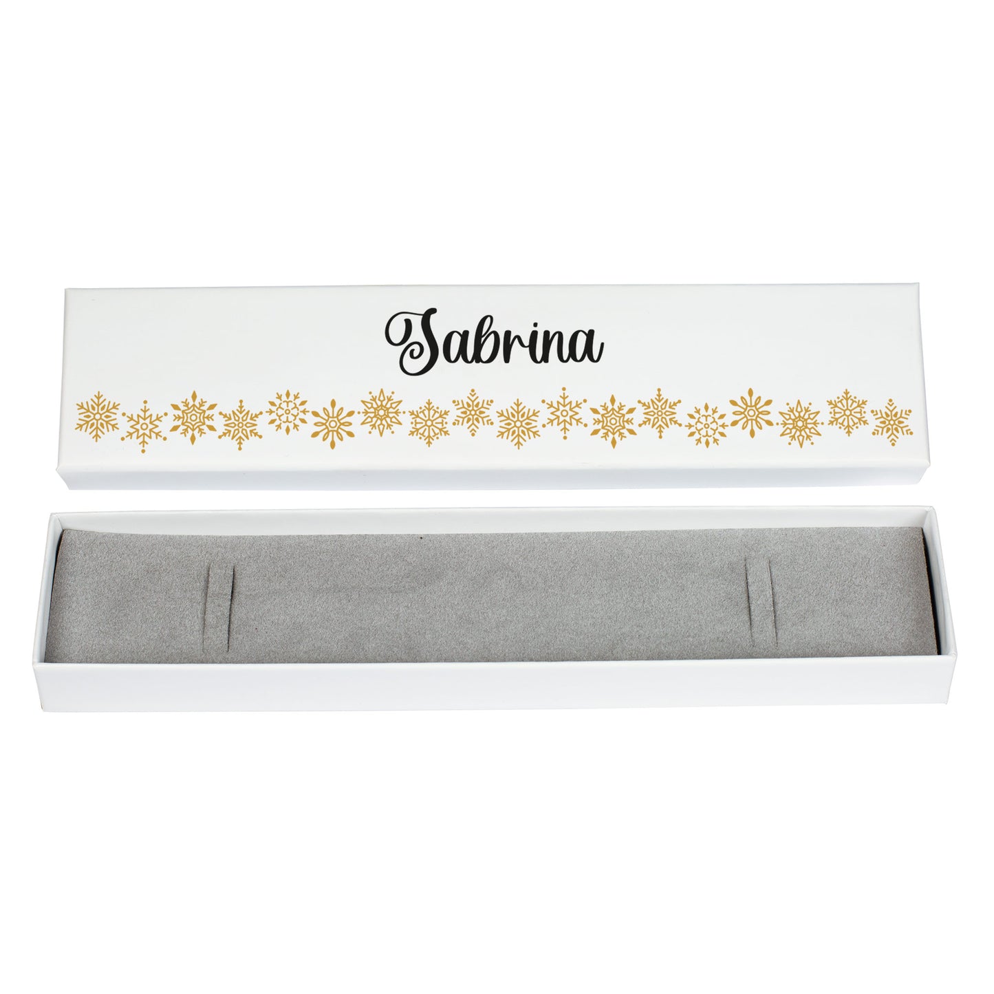 Freigestellte Schmuckverpackung aus weißem Karton mit goldenen Schneeflocken und dem Namen „Sabrina“. Der Deckel ist geöffnet und zeigt den grauen Innenschaum mit Armbandaussparungen. Studioaufnahme auf weißem Hintergrund.