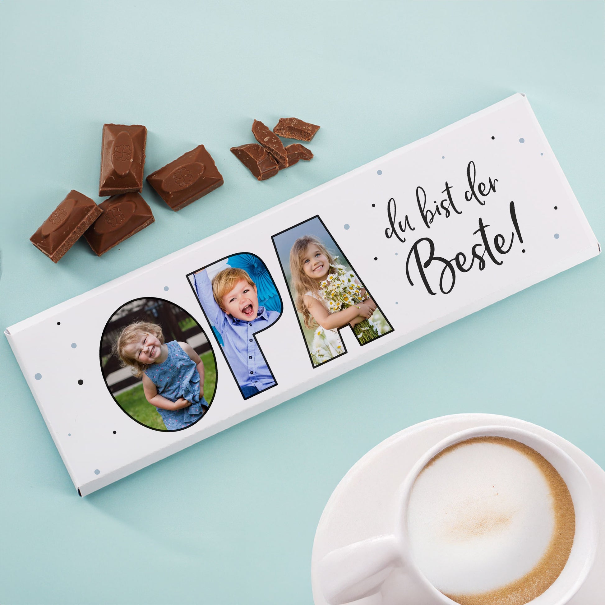 Personalisierbare Schokolade für Opa mit Fotos der Enkelkinder im Schriftzug „OPA“ und einer Tasse Cappuccino daneben
