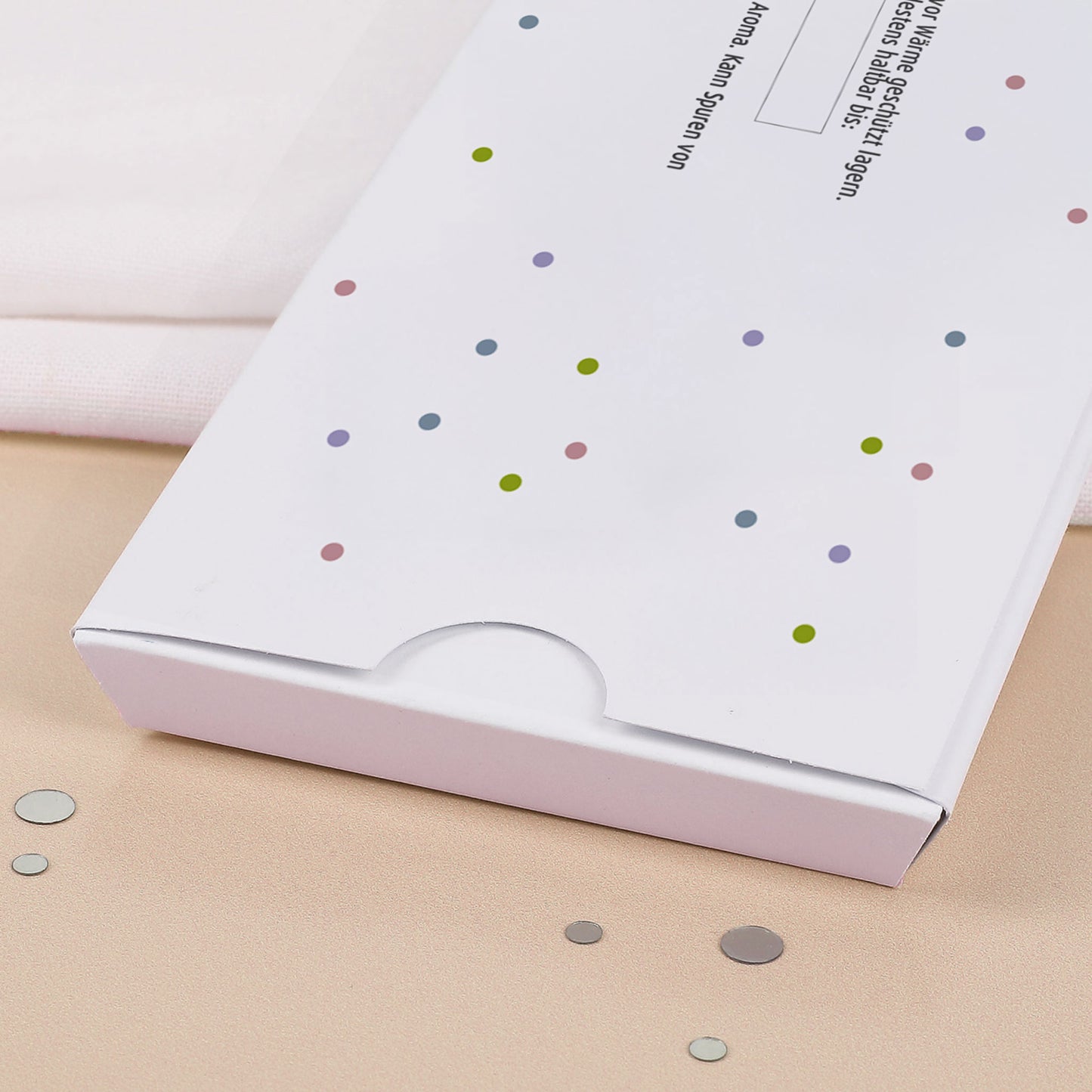 Rückseite der Schokoladentafel „ONKEL“ mit bunter Punkt-Gestaltung