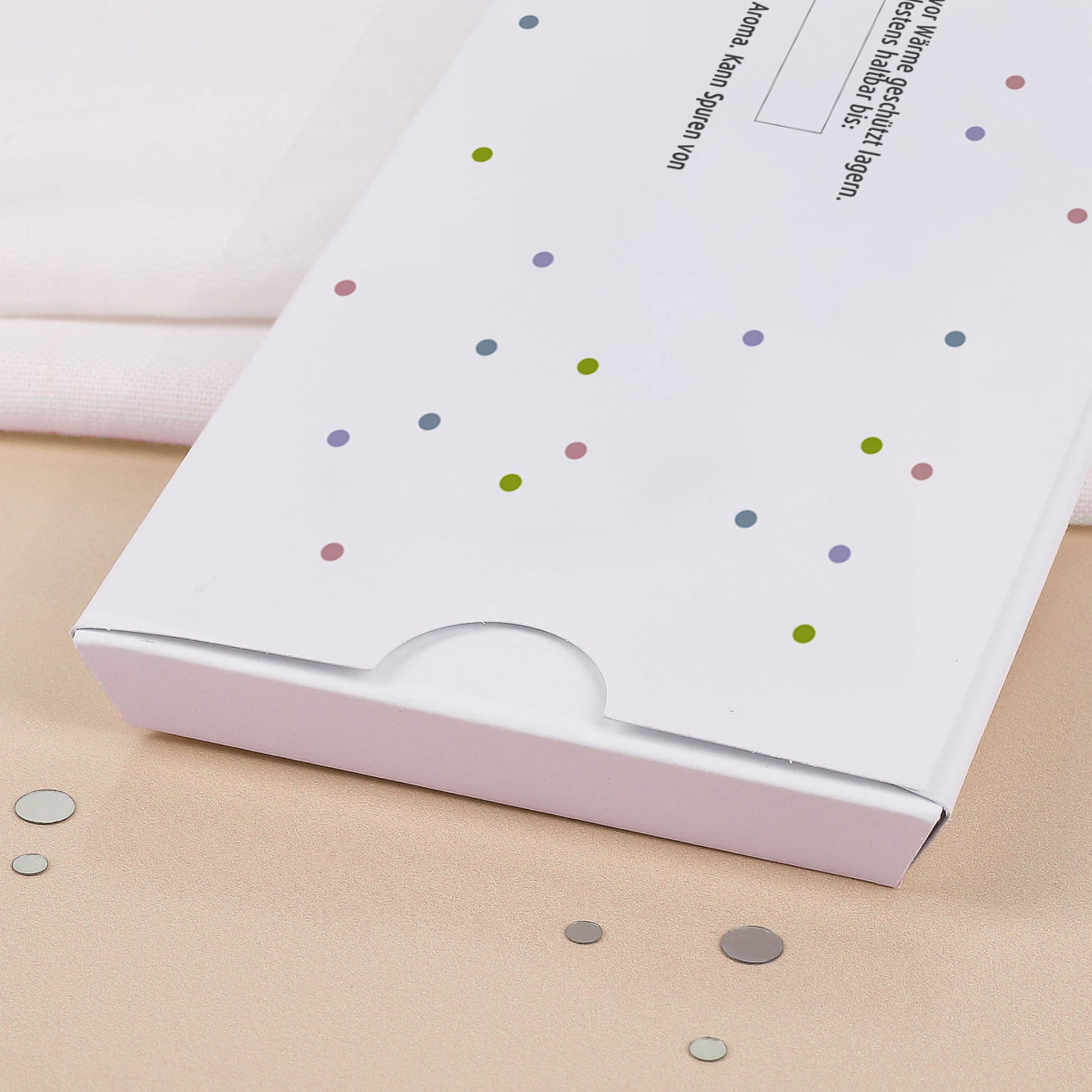 Rückseite der Schokoladentafel „ONKEL“ mit bunter Punkt-Gestaltung