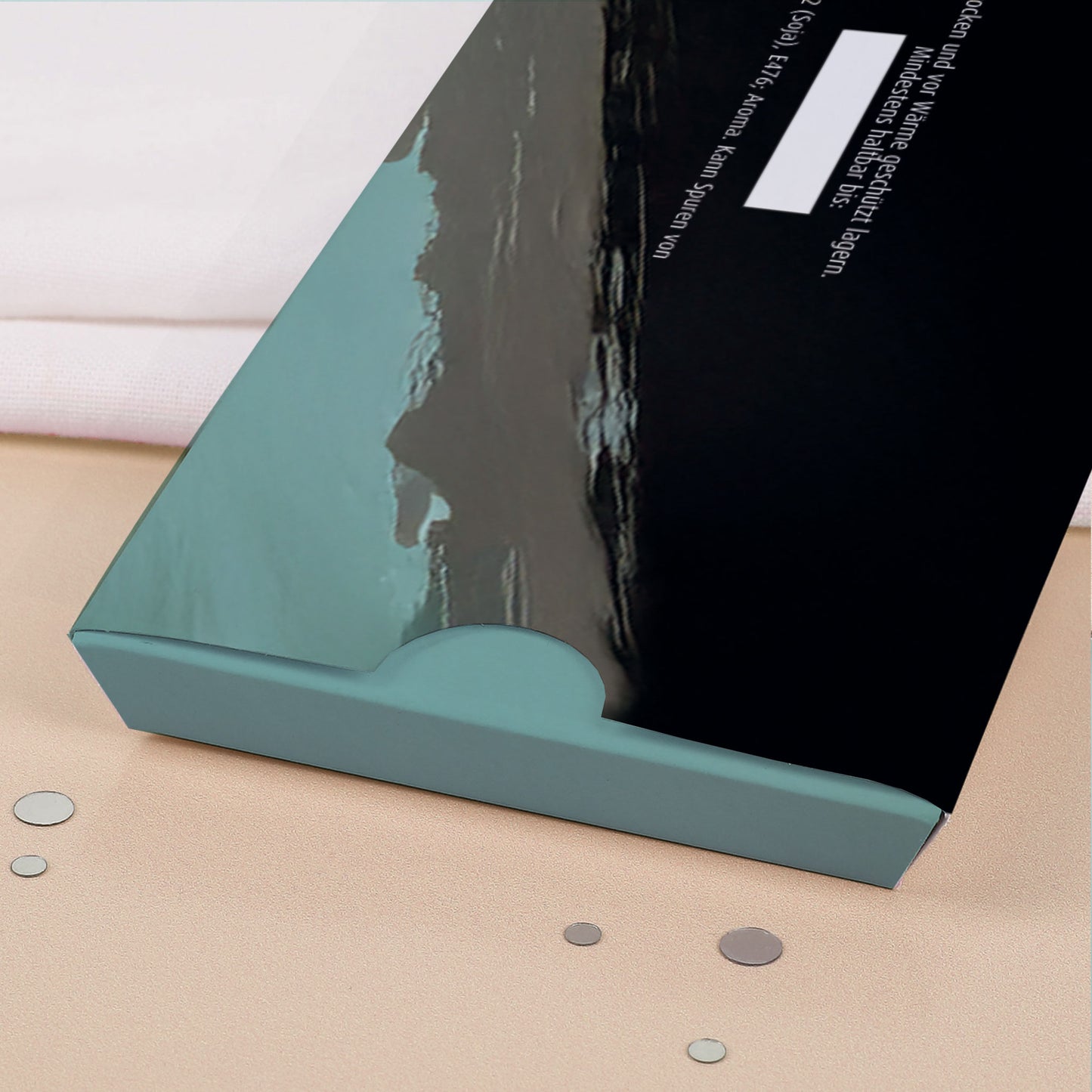 Schokoladenschachtel Rückseite mit Nährwertangaben, dunkle Verpackung mit Motorradgrafik