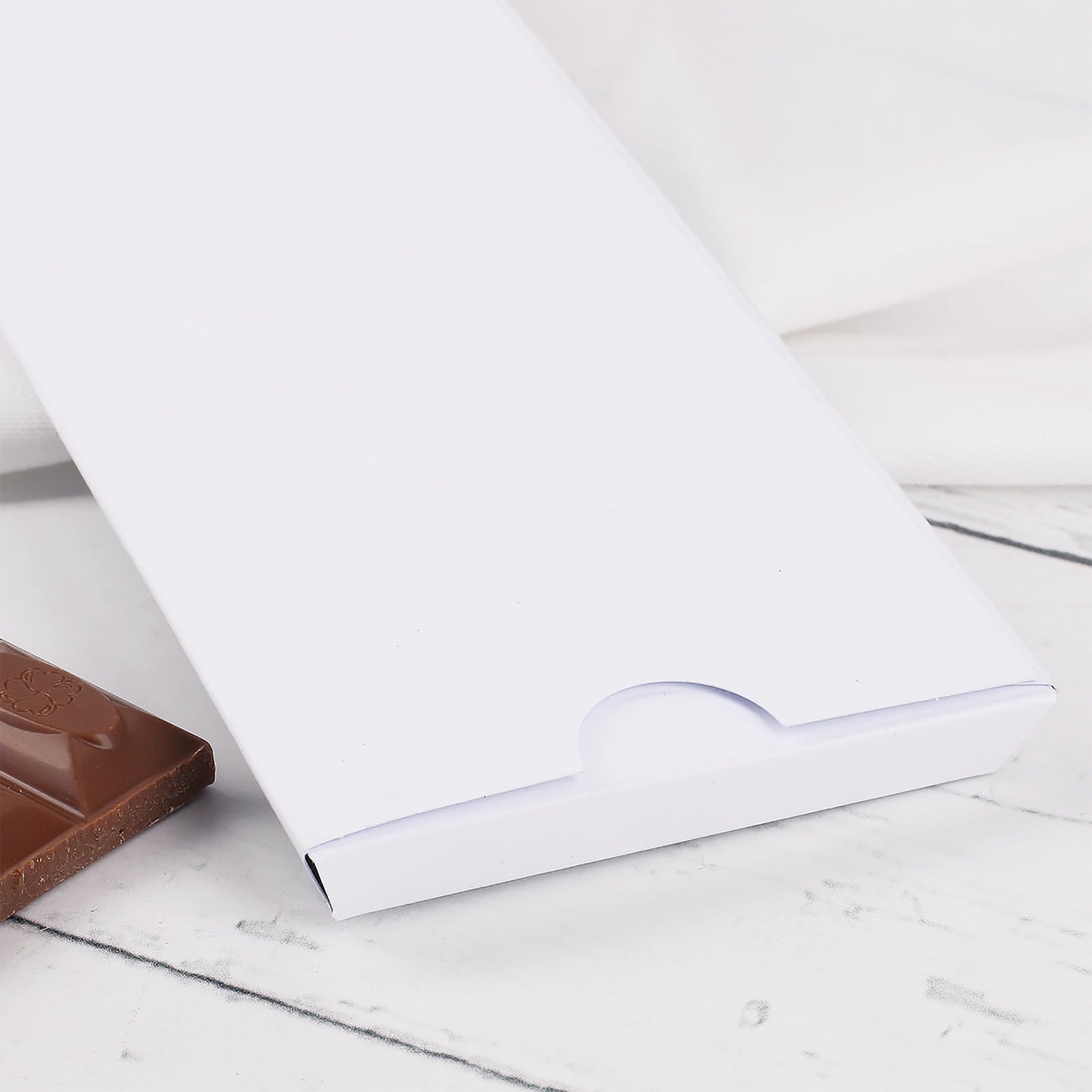 Rückseite der Verpackung der personalisierten Silvesterschokolade in Weiß – Detailansicht der sauberen Verarbeitung.