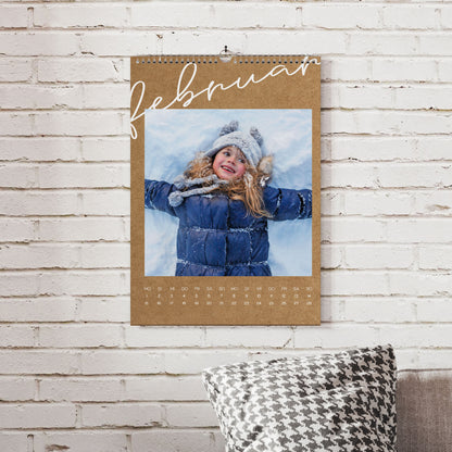 Foto-Wandkalender für Februar 2027 in natürlicher Kraftpapier-Optik, mit Ihrem Foto