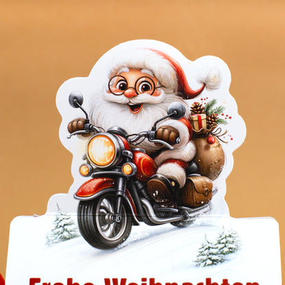 Detailansicht des Weihnachtsmanns auf rotem Motorrad mit Geschenkesack auf der personalisierten Stollenverpackung