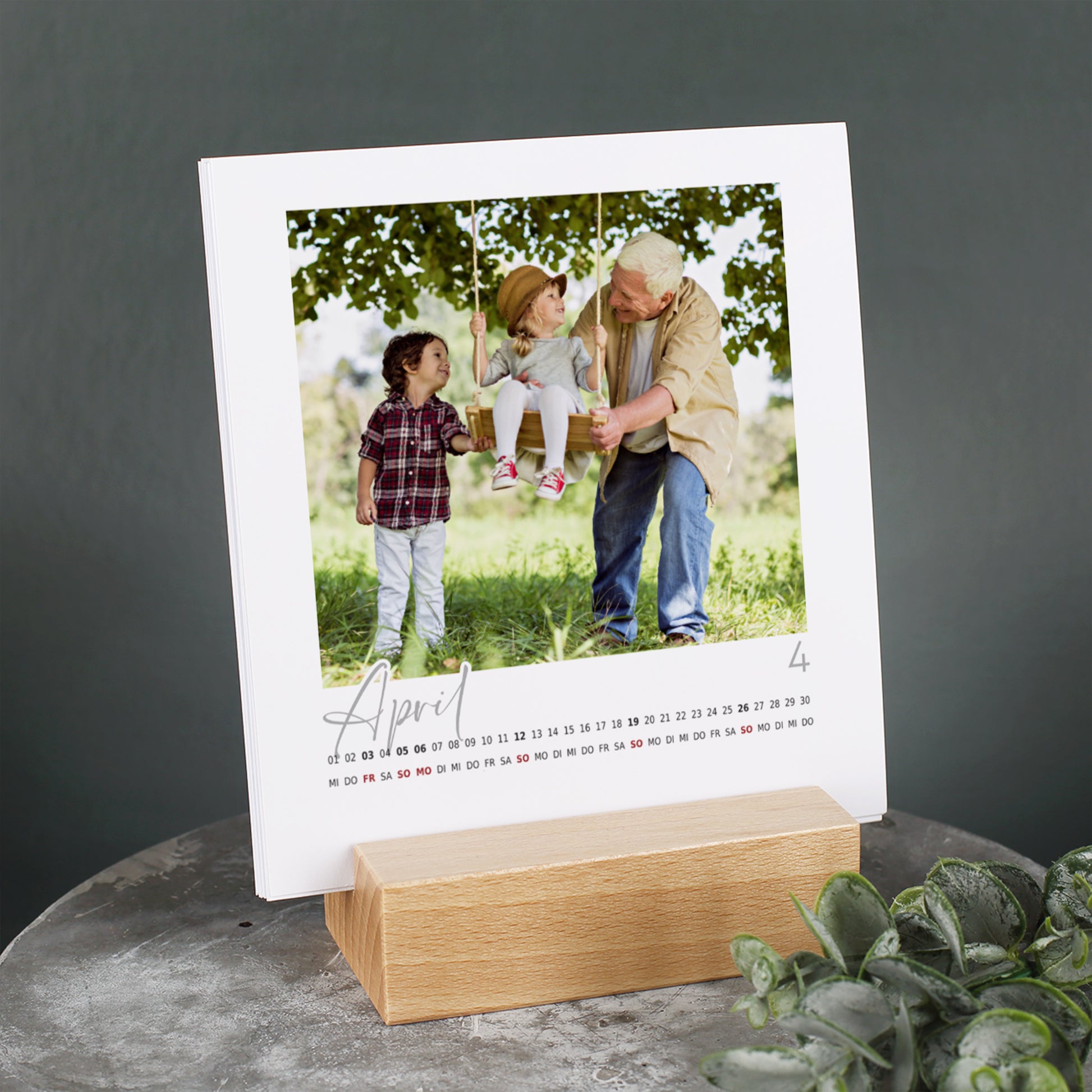 Persönlicher Foto-Tischkalender mit 12 Seiten kalendarium