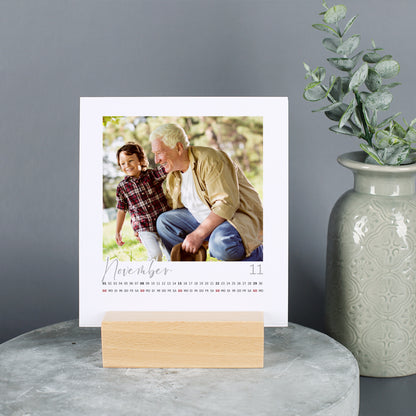 Persönlicher Foto-Tischkalender mit Holzfuß